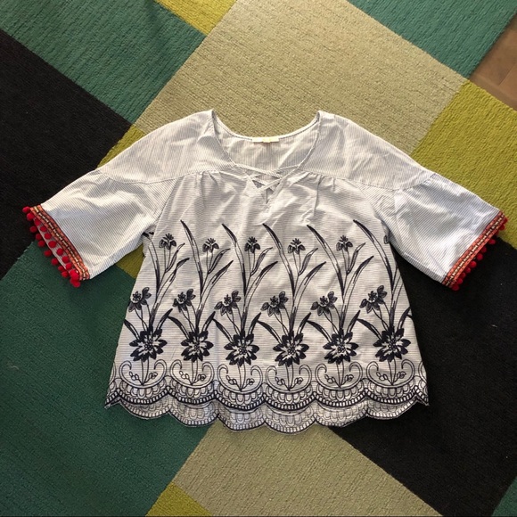 Embroidery detail top - Picture 1 of 2